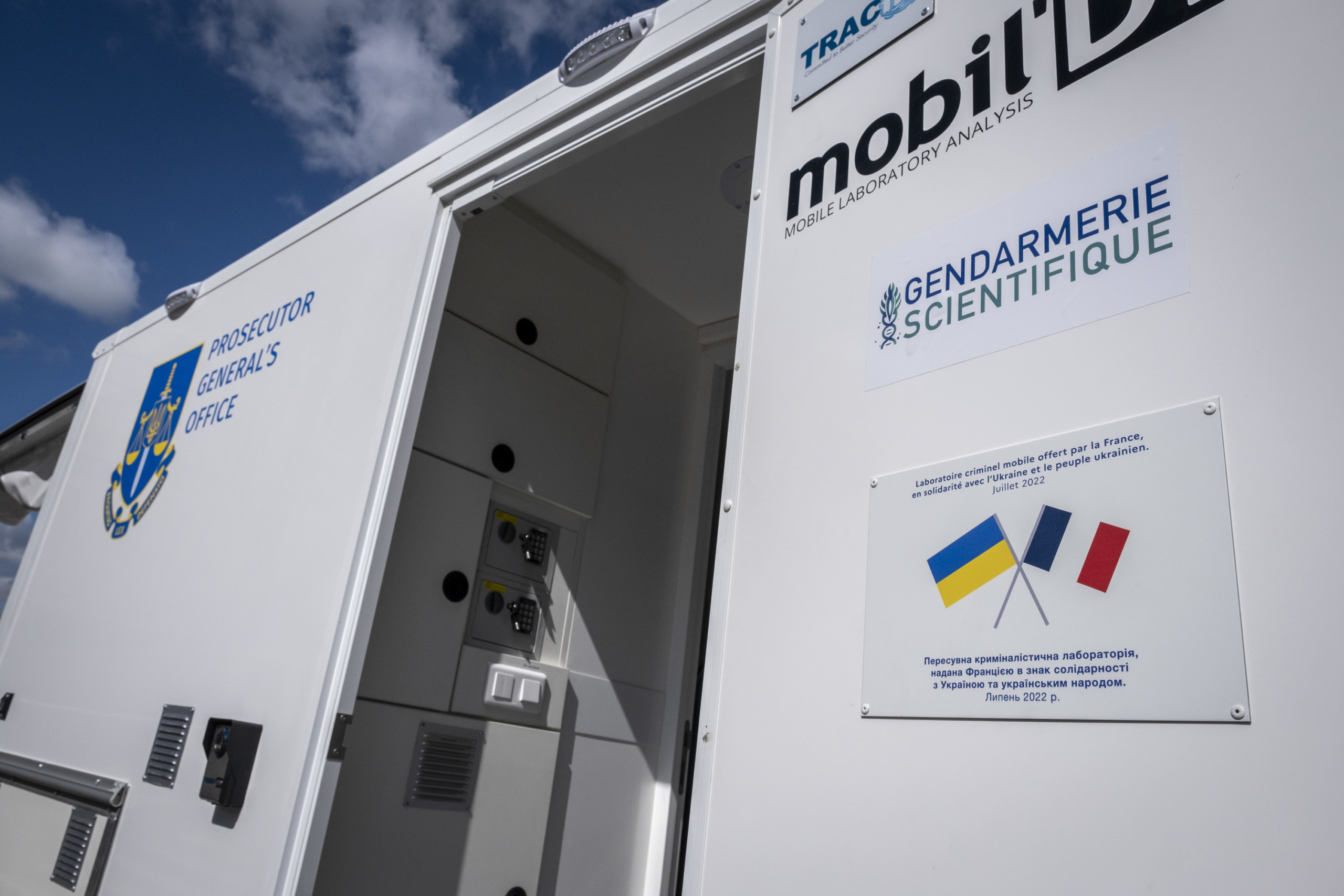 DEVERYWARE, adhérent et Champion 2020 Systematic, fournit un laboratoire Mobil’DNA à l’Ukraine